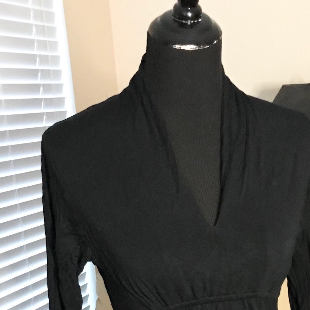 Women’s black v-neck l/s knit dress.